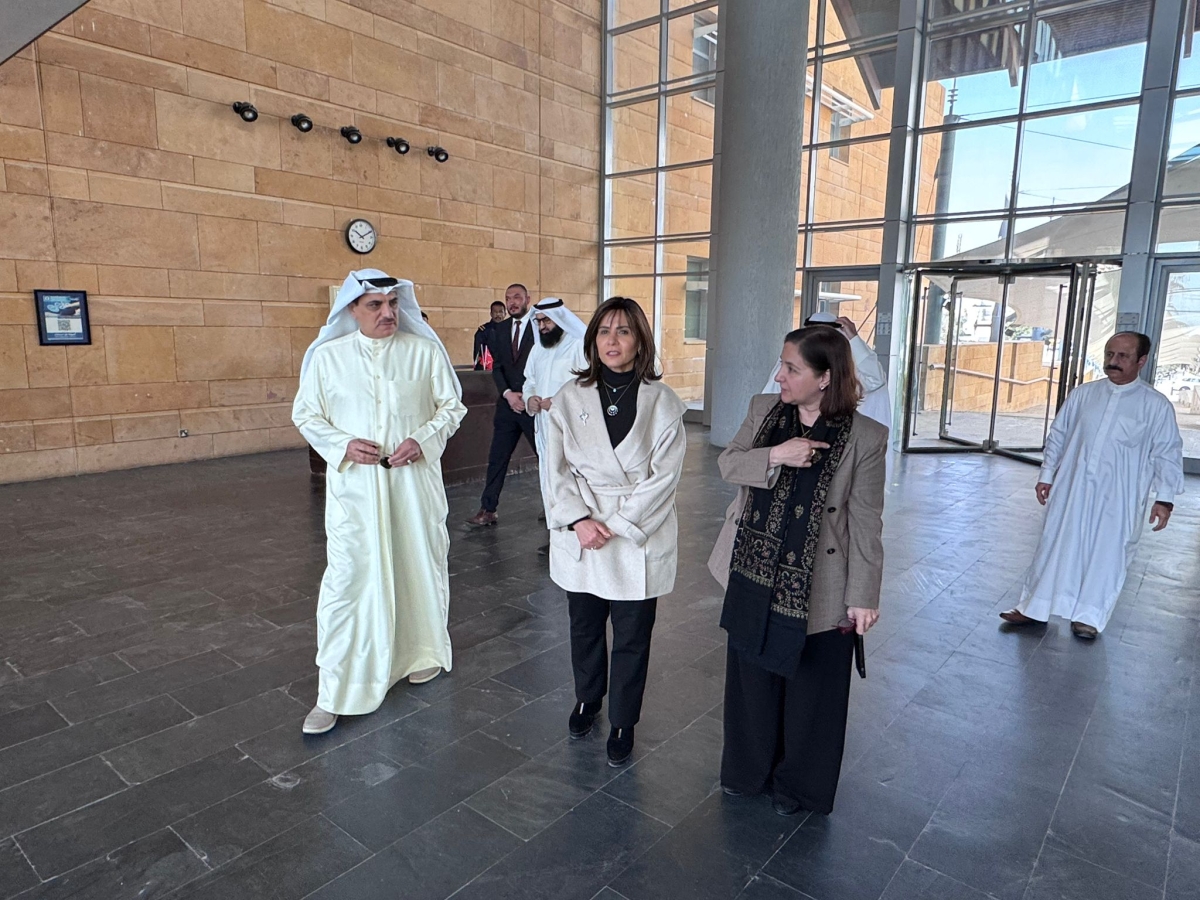 مديرة الجامعة خلال جولتها بمبنى علوم البحار في الفنطاس