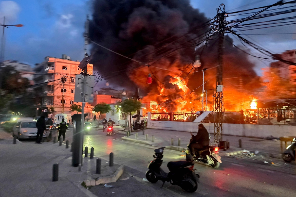 نيران الغارات الإسرائيلية على مدينة صور (أ ف ب)