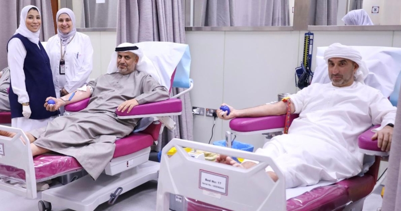 السفير الإماراتي وأعضاء البعثة يشاركون في حملة التبرع بالدم