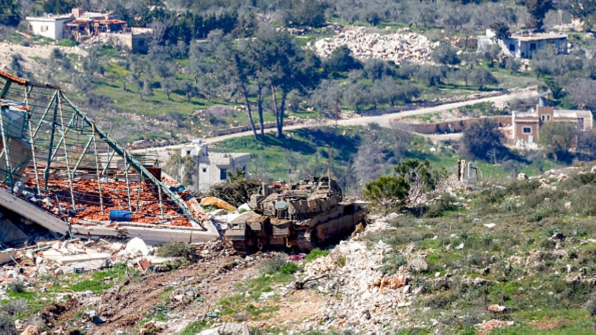 دبابة إسرائيلية تحاول التوغل في لبنان 3 مارس 2026 
