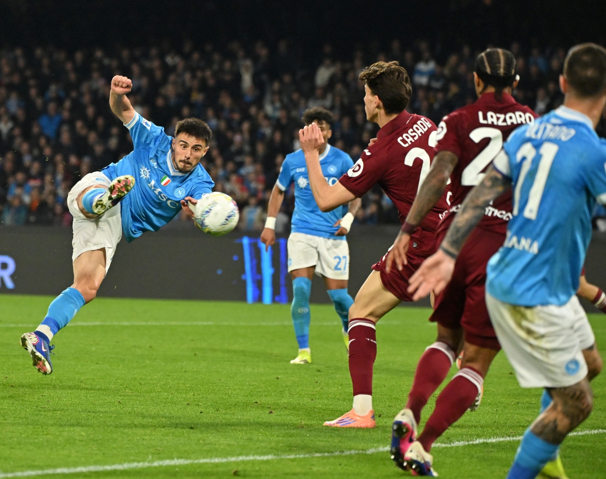 إلييف إلماس مسدداً الكرة على مرمى تورينو