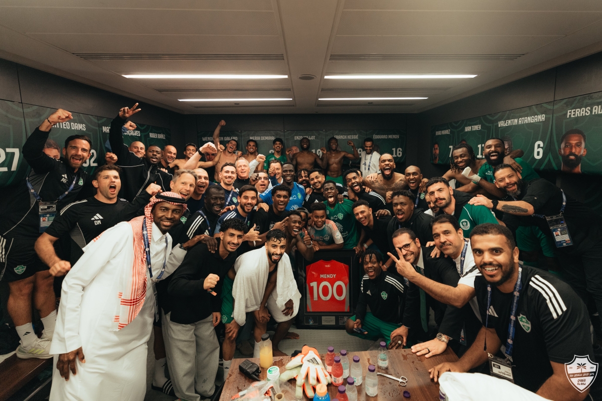 لاعبو الأهلي يحتفلون بالفوز وبمئوية زميلهم ميندي