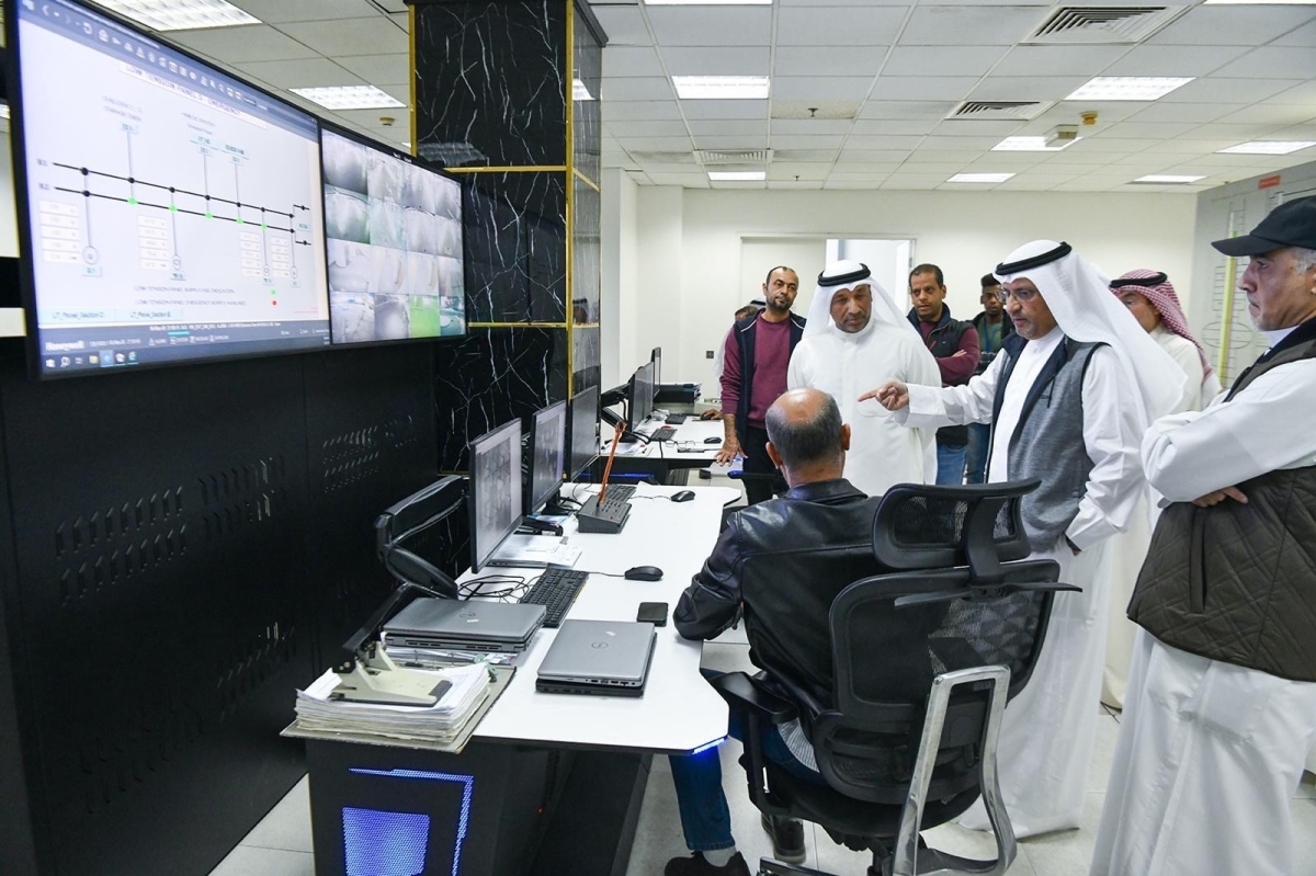 العمر مستمعاً إلى شرح عن جاهزية مرافق وزارة الاتصالات