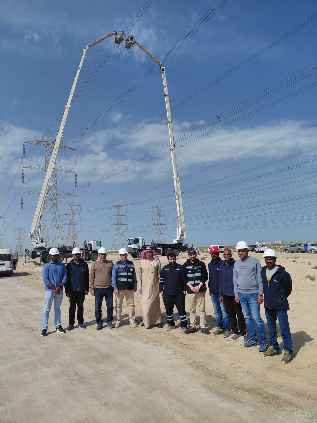 وزير الكهرباء خلال متابعته إصلاح الخطوط الهوائية 