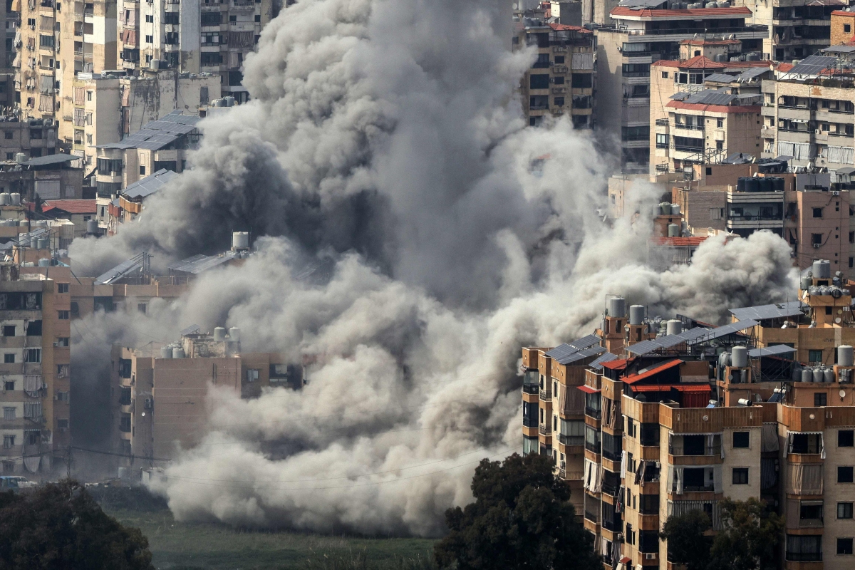 دخان غارات إسرائيلية على الضاحية الجنوبية لبيروت  (أ ف ب)