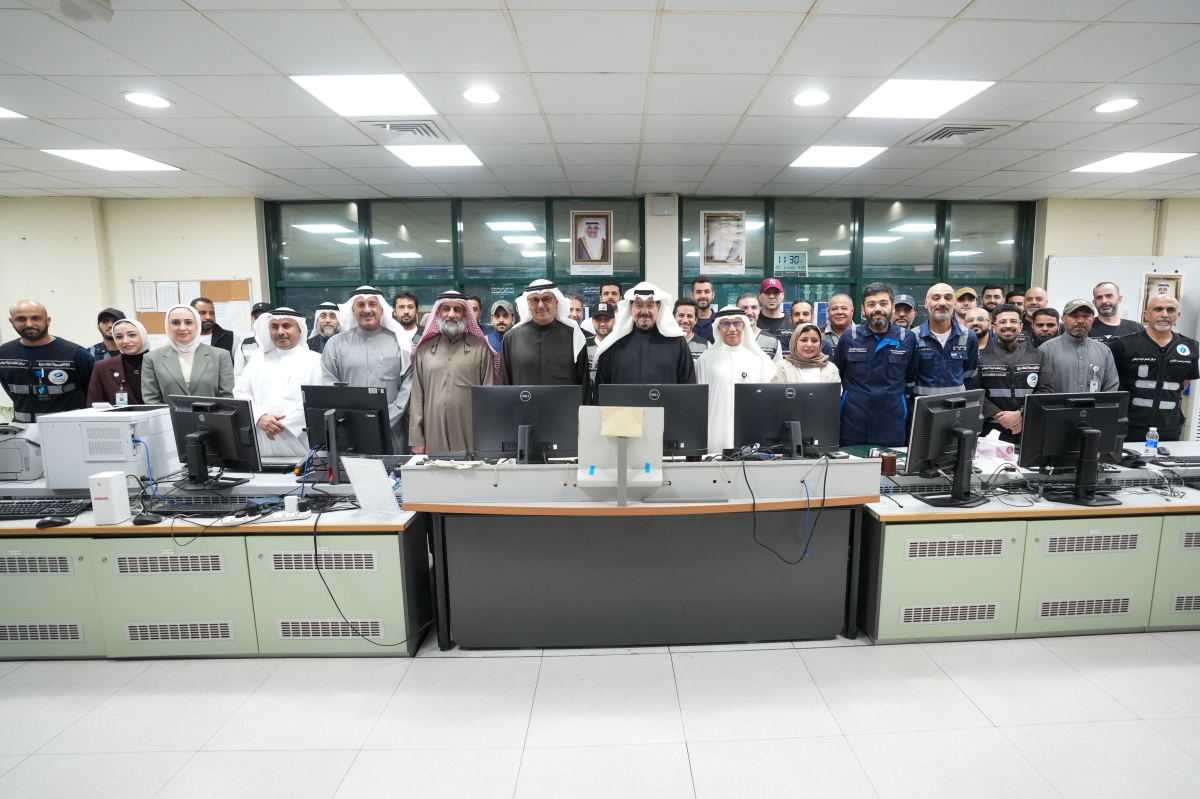 العبدالله متوسطاً المخيزيم وكوادر المركز الوطني للمياه