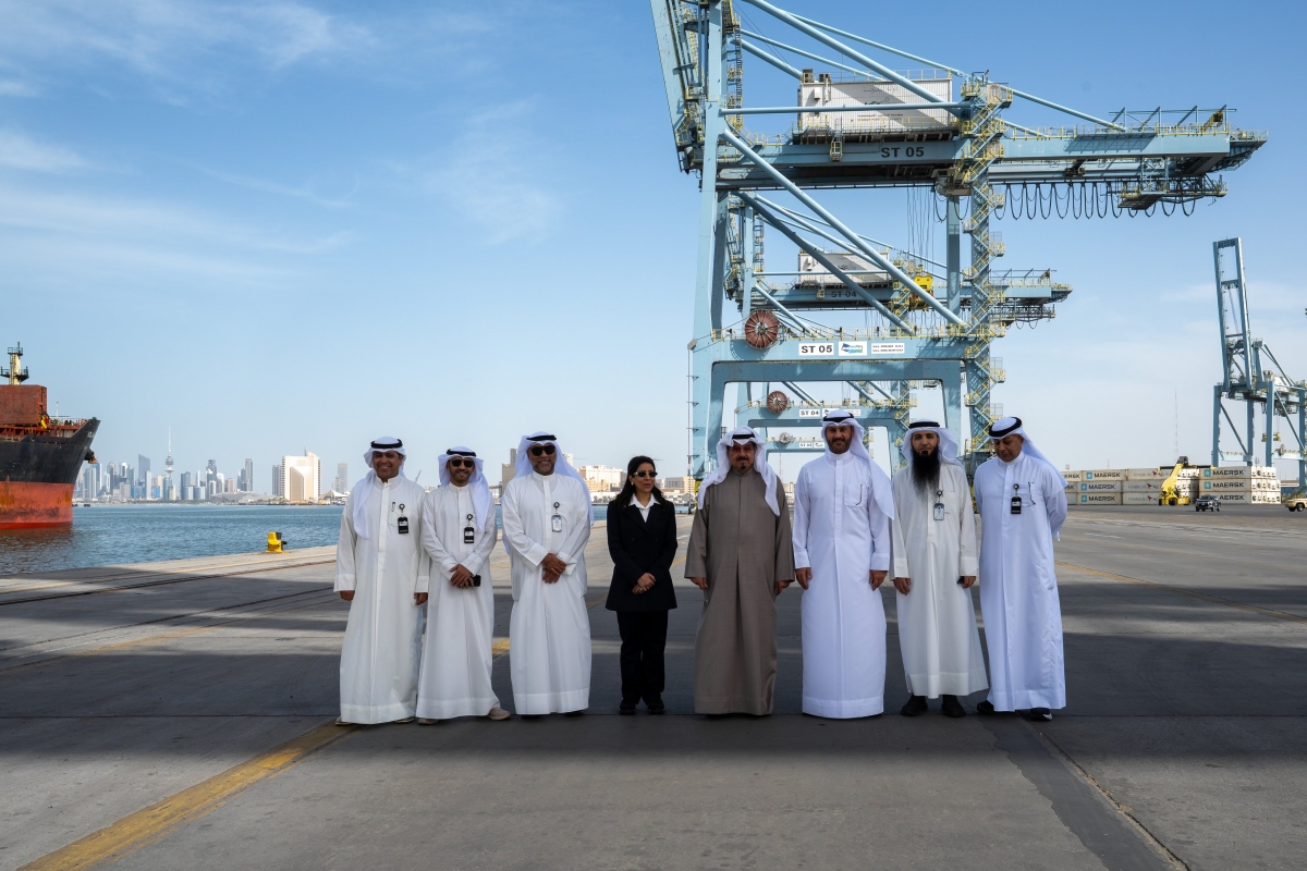 العبدالله متوسطاً المشعان وكوادر ميناء الشويخ