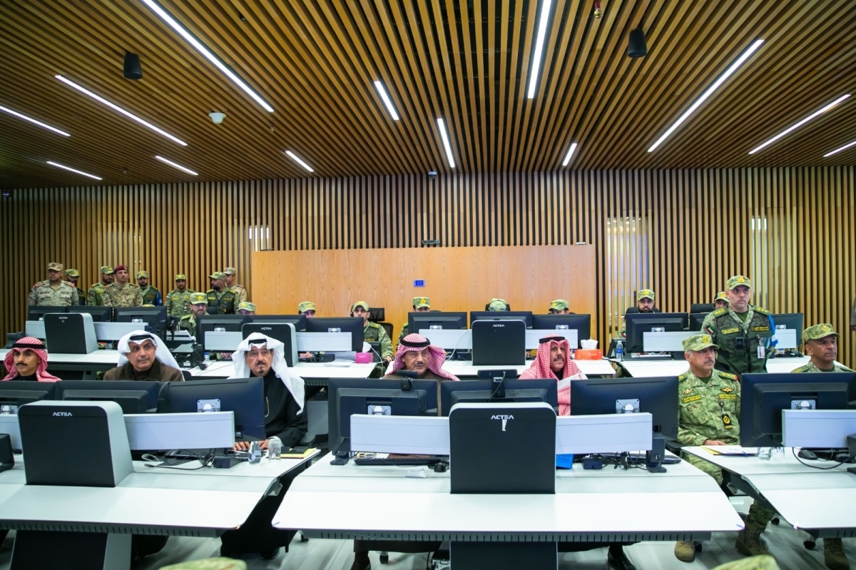 ولي العهد خلال الزيارة إلى الرئاسة العامة للحرس الوطني بحضور رئيس الورزاء