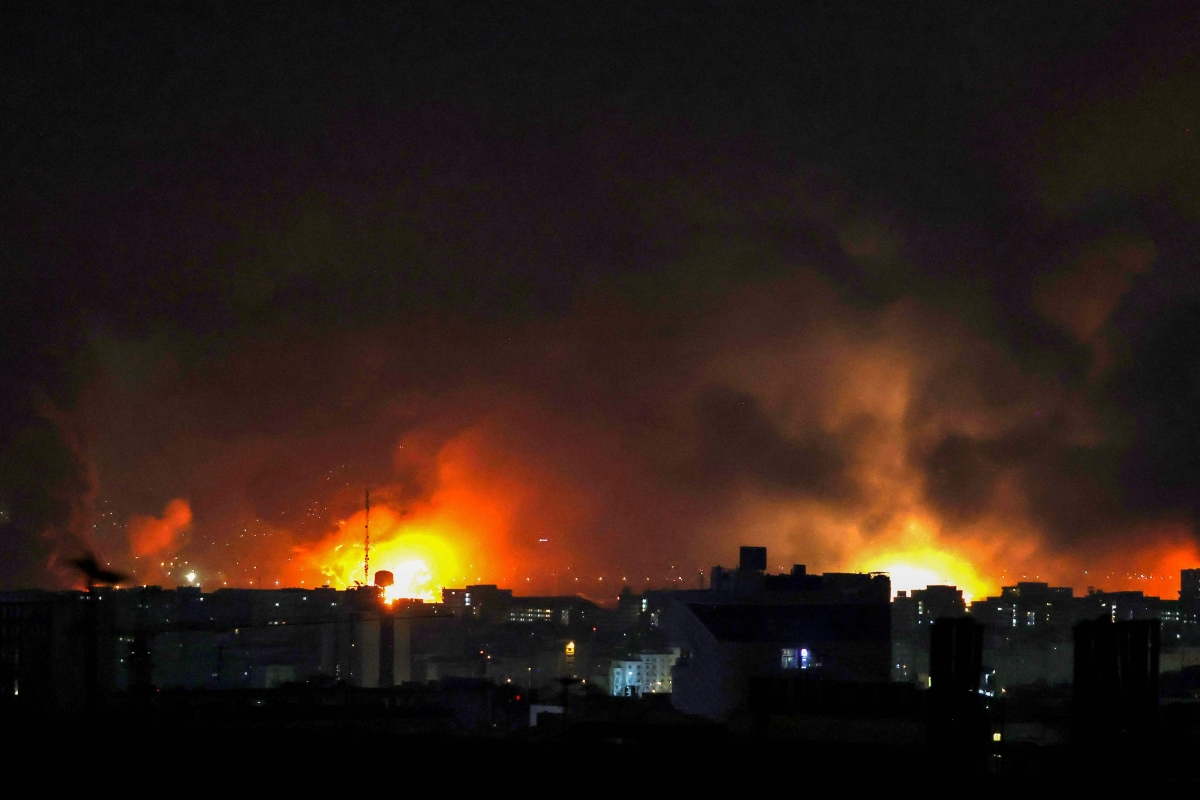 النيران تلتهم مطار مهرآباد الإيراني (أ ف ب)