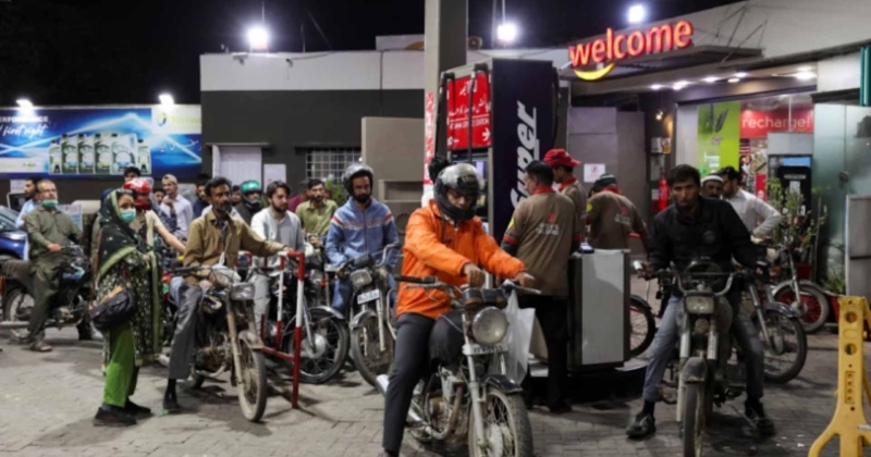 باكستان ترفع أسعار الوقود 20 في المئة جراء الصراع في الشرق الأوسط