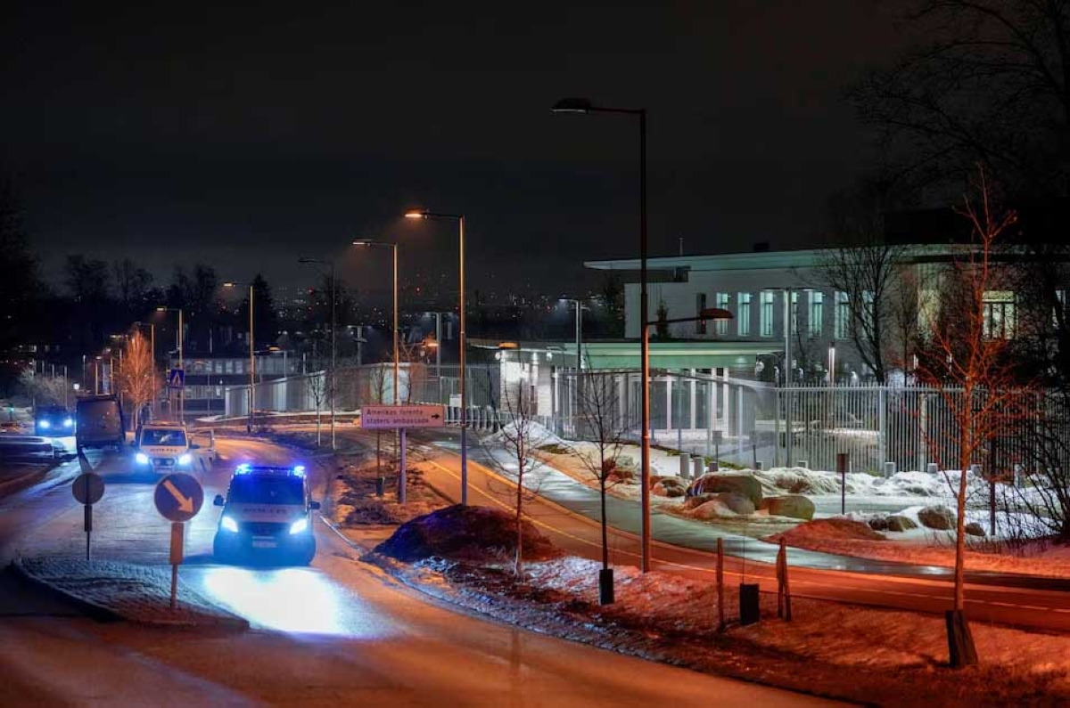 دوريات شرطة خارج السفارة الأميركية في أوسلو