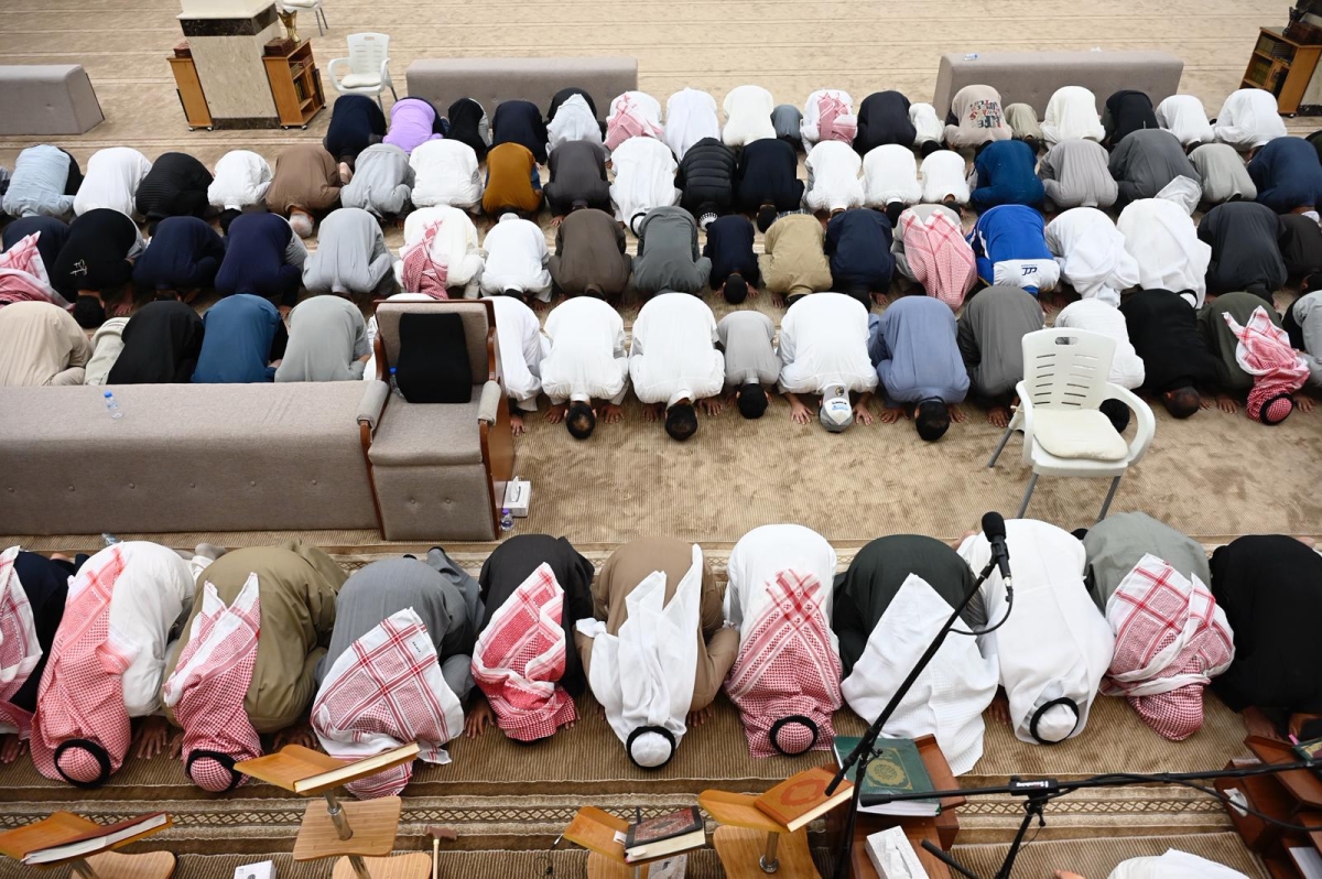 سجود وخشوع وخضوع وتقرب إلى الله