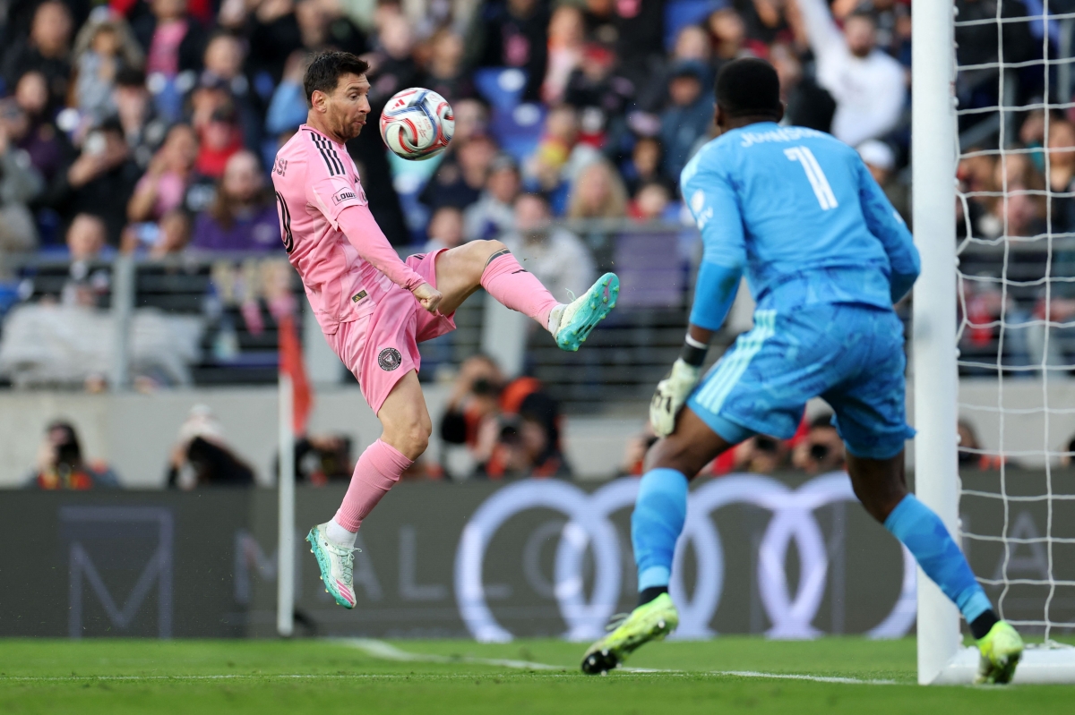 ليونيل ميسي محاولاً السيطرة على الكرة (أ ف ب)