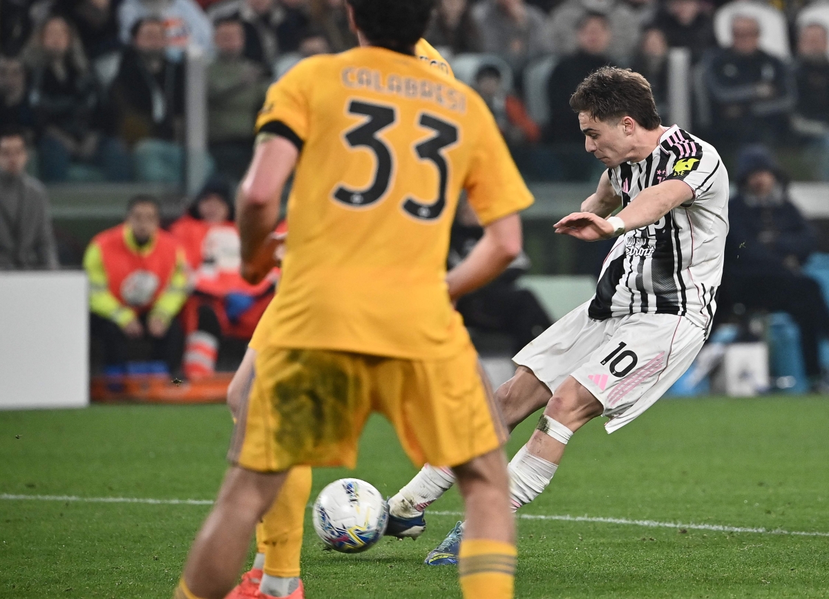 كينان يلديز مسجلاً هدفه في مرمى بيزا (أ ف ب)