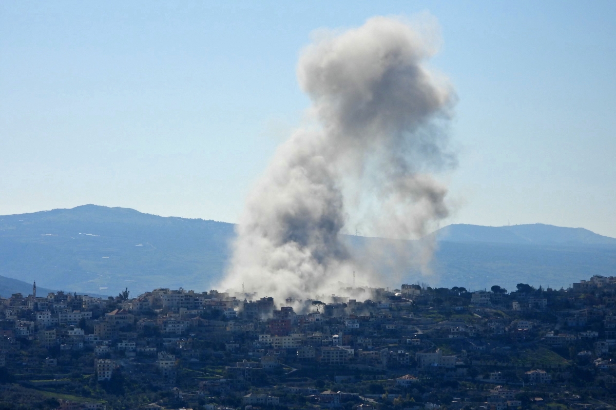 دخان غارات إسرائيلية على بلدة الخيام الجنوبية (أ ف ب)