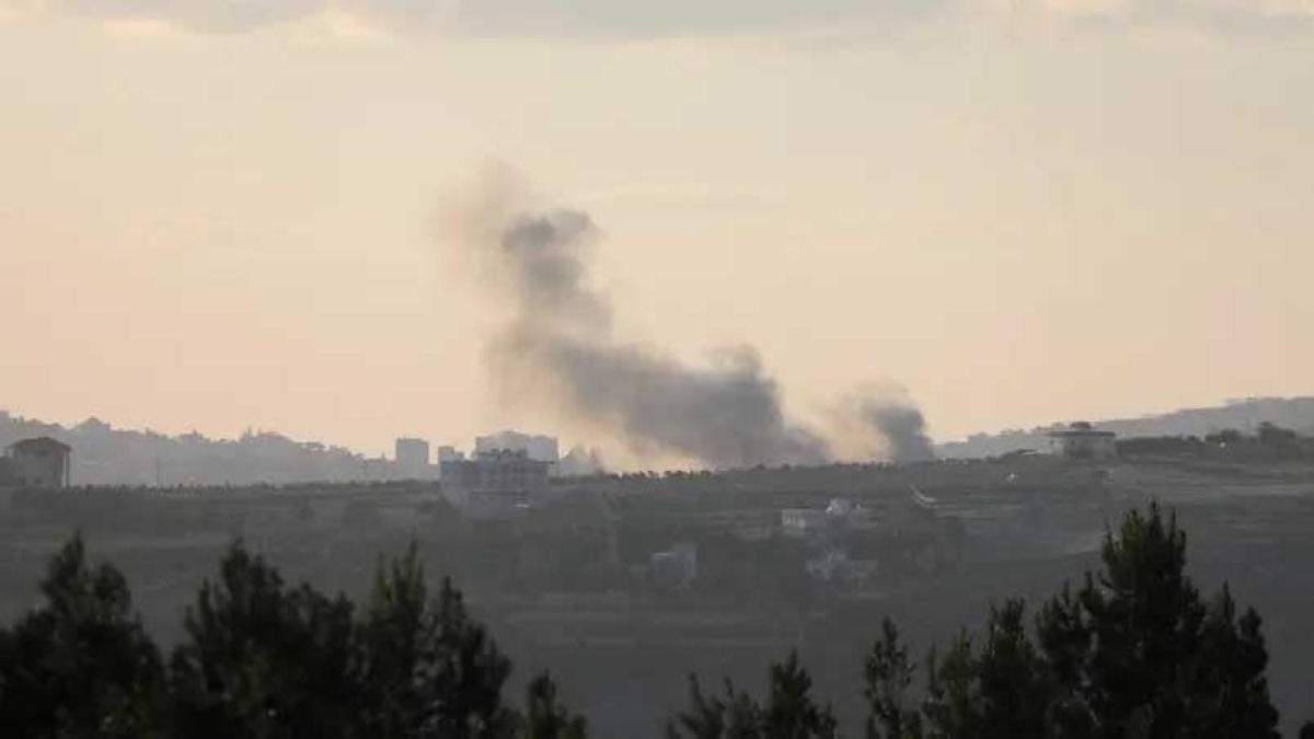 تصاعد الدخان في جنوب لبنان جراء غارة إسرائيلية