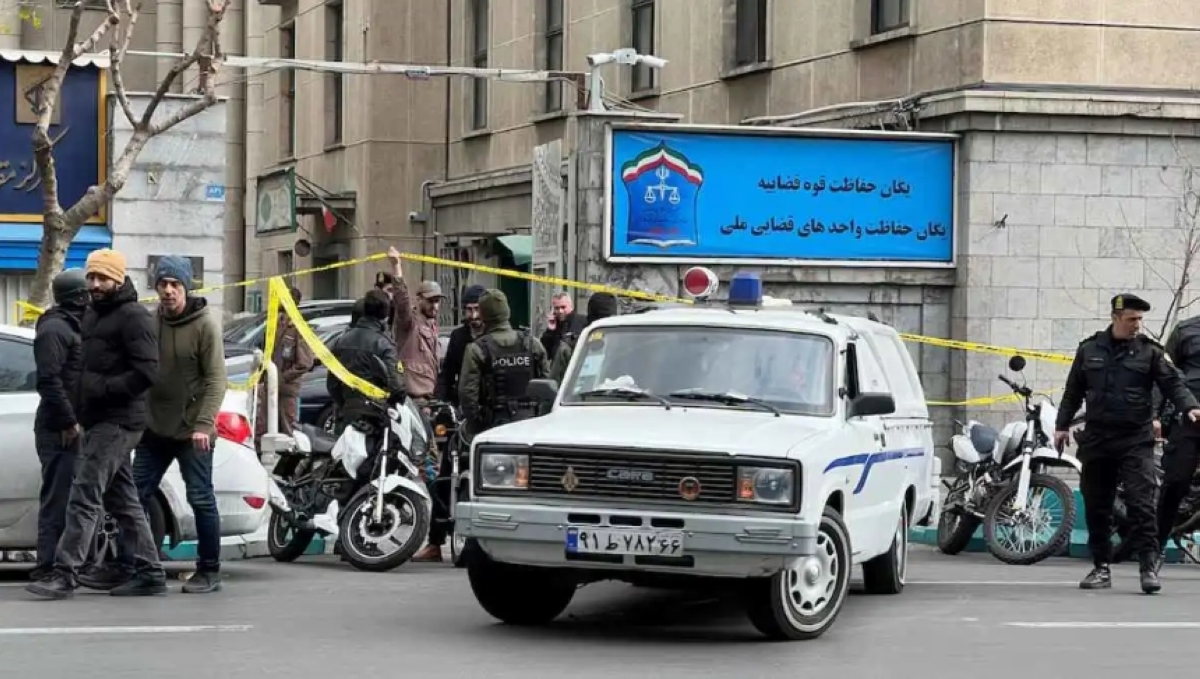 عناصر أمنية أمام مبنى السلطة القضائية في طهران
