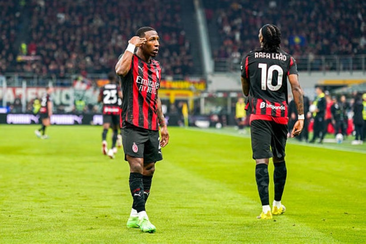 بيرفيس إستوبينيان محتفلاً بهدفه في إنتر ميلان