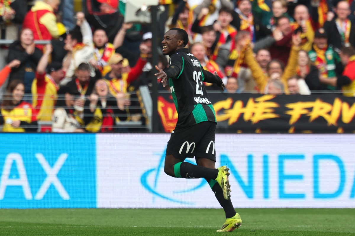 سعود عبدالحميد محتفلاً بهدفه في مرمى متز (أ ف ب)