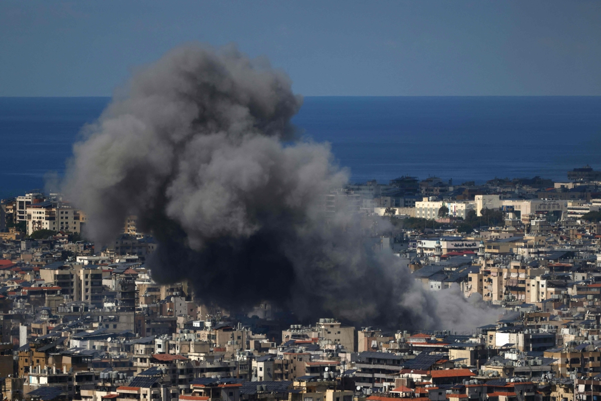 دخان غارة إسرائيلية على الضاحية الجنوبية لبيروت (أ ف ب)