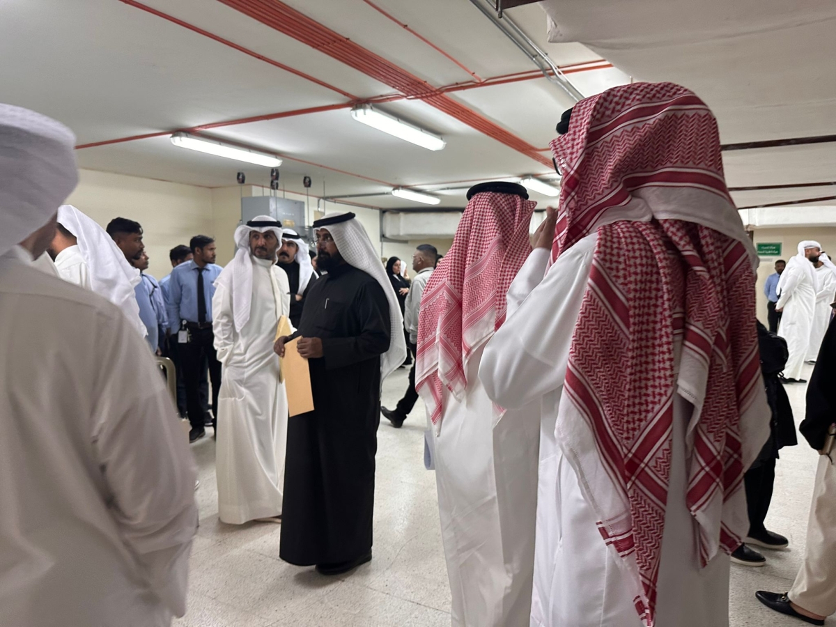 الموظفون بعد إخلائهم من المكاتب