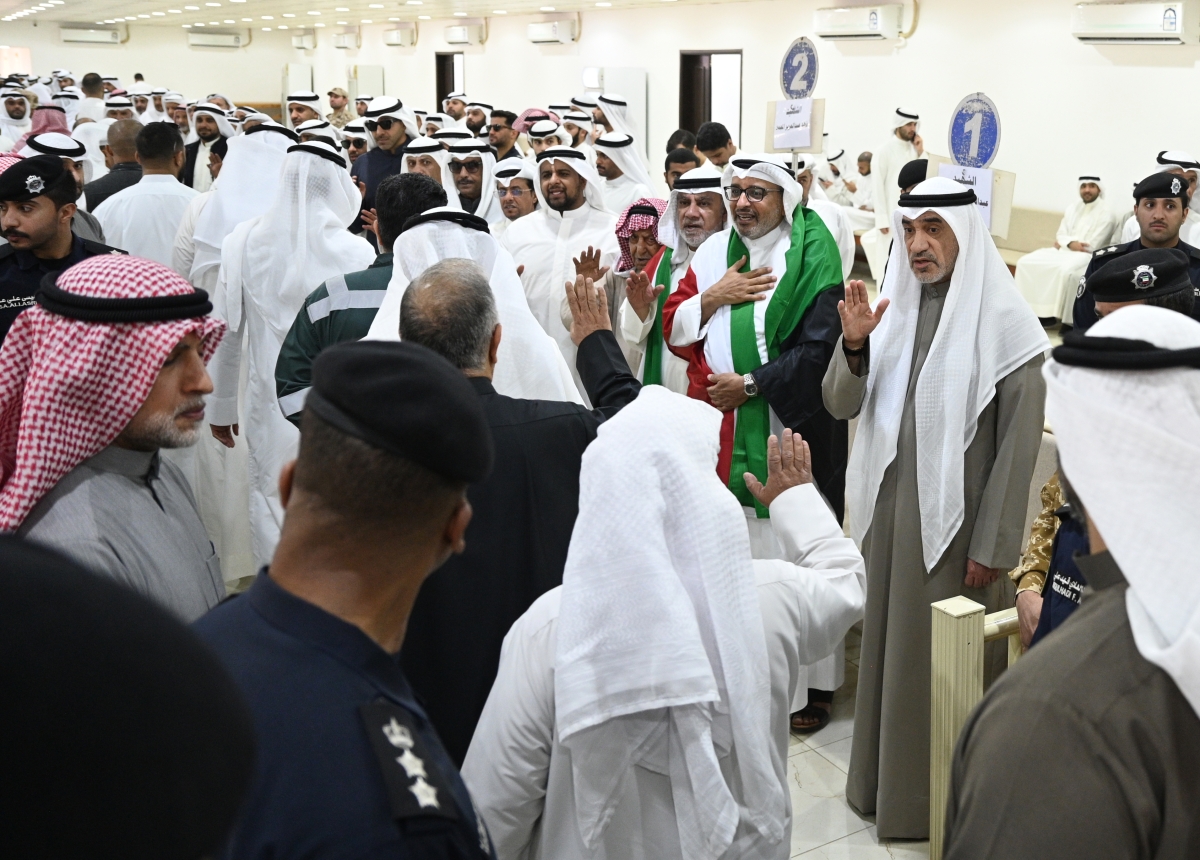 النائب الأول يتلقى العزاء مع ذوي الشهيدين    (تصوير نايف العقلة)