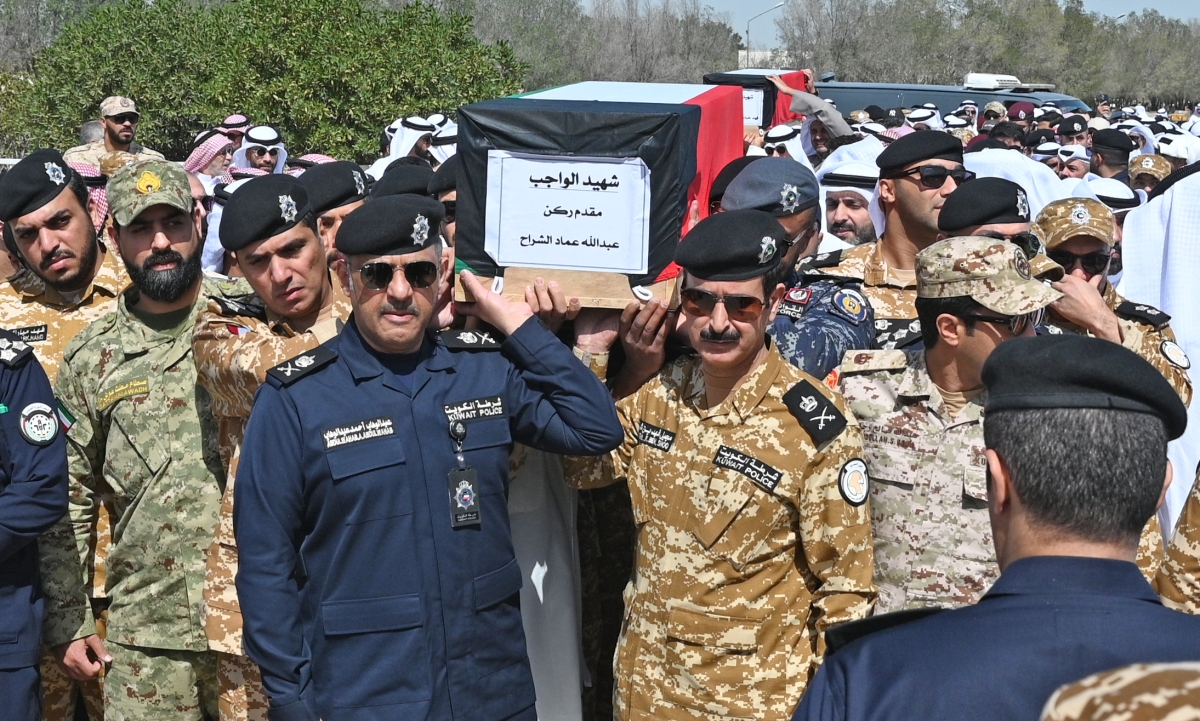 قيادات وزارة الداخلية يشاركون في تشييع الشهيدين