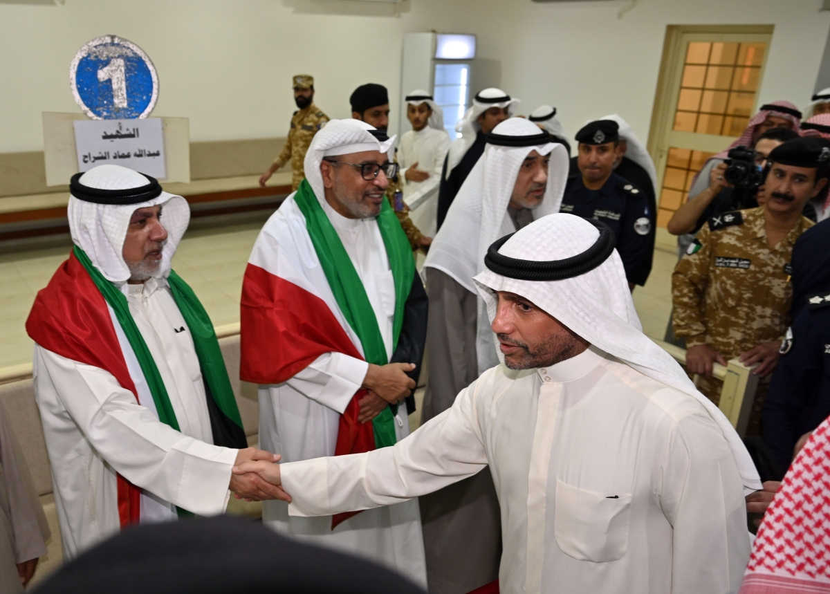 مرزوق الغانم يعزي ذوي الشهيدين