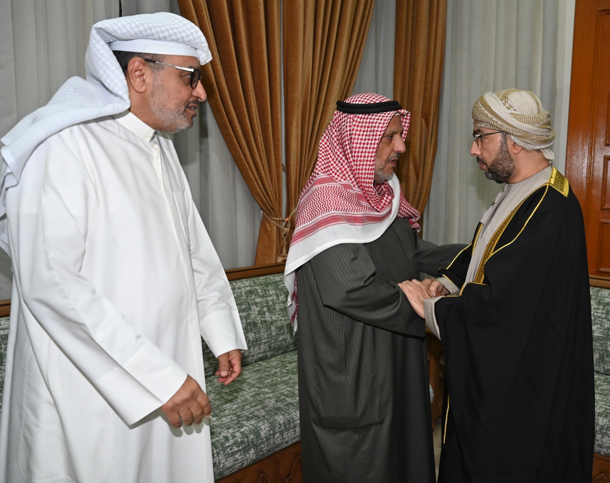 السفير العماني يعزي