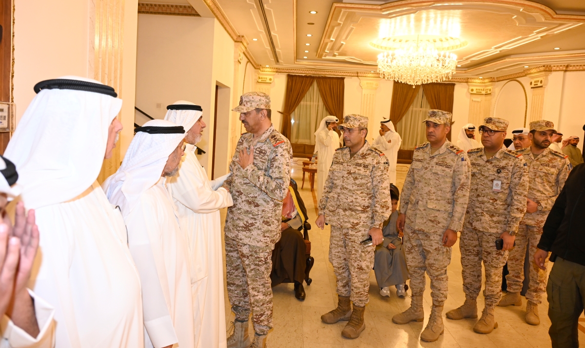 رئيس الأركان يقدم العزاء لوالد الشهيد       (تصوير سعود سالم)