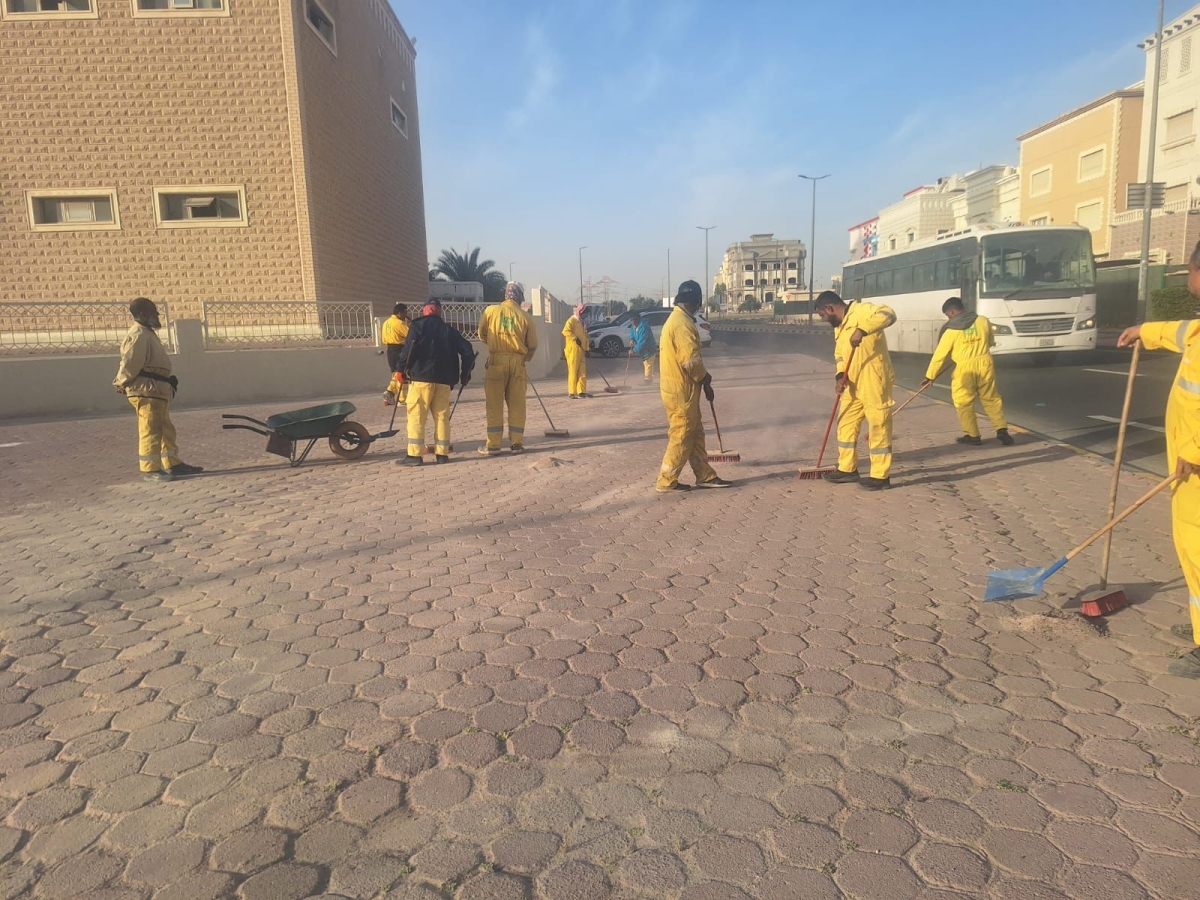 التنظيف حول أحد المساجد