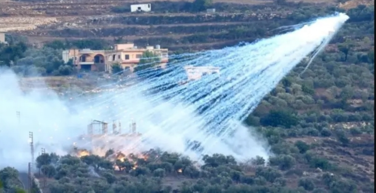 قذائف فوسفورية أسقطتها إسرائيل فوق قرية البستان اللبنانية