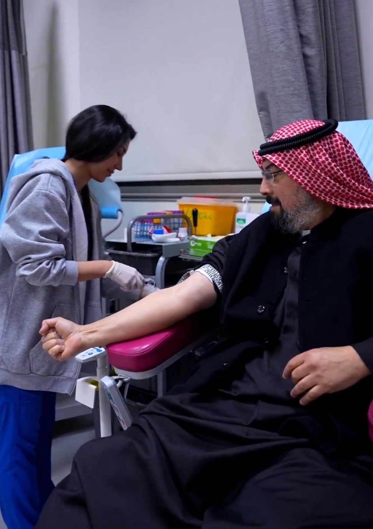 فيما ينتظر منتسبو نادي القادسية عودة التدريبات والنشاط الرياضي... بادروا مع الرئيس الأسبق طلال الفهد إلى تلبية النداء الوطني ونظموا حملة للتبرع بالدم