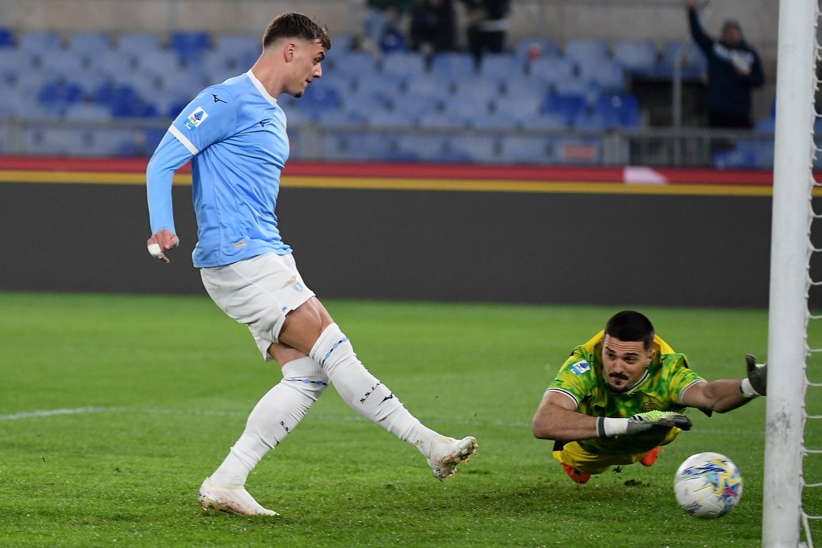 دانيال مالديني مسجلاً هدفه في مرمى ساسوولو