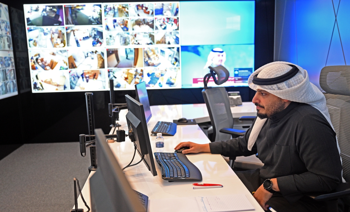 مُراقبة في غرفة العمليات المركزية لوزارة التجارة      (تصوير نايف العقلة)