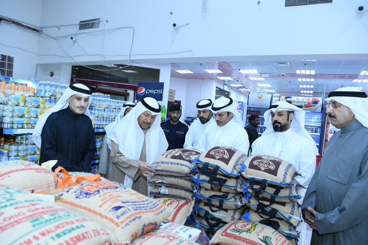 محافظ الفروانية خلال جولته في جمعية صباح الناصر التعاونية