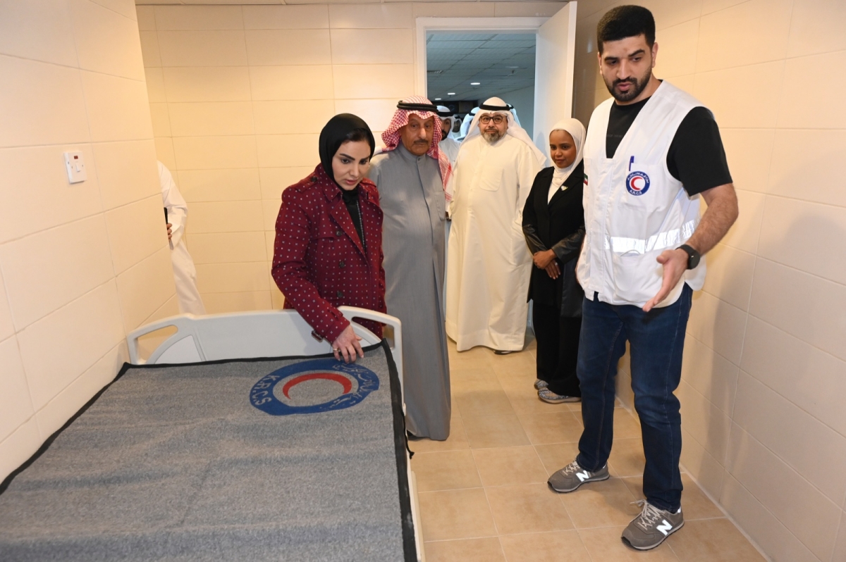 وزيرة الشؤون خلال جولتها في جمعية الهلال الأحمر