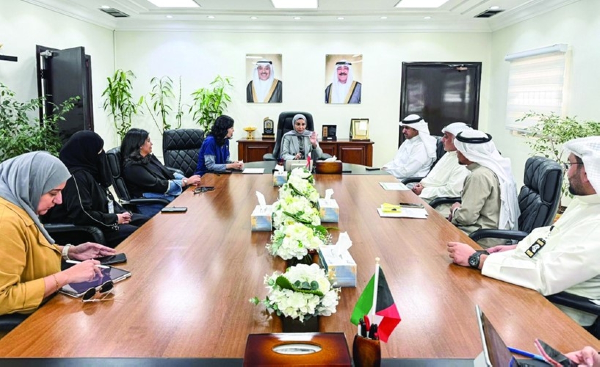 الحويلة خلال اجتماعها بقياديي «هيئة الإعاقة»