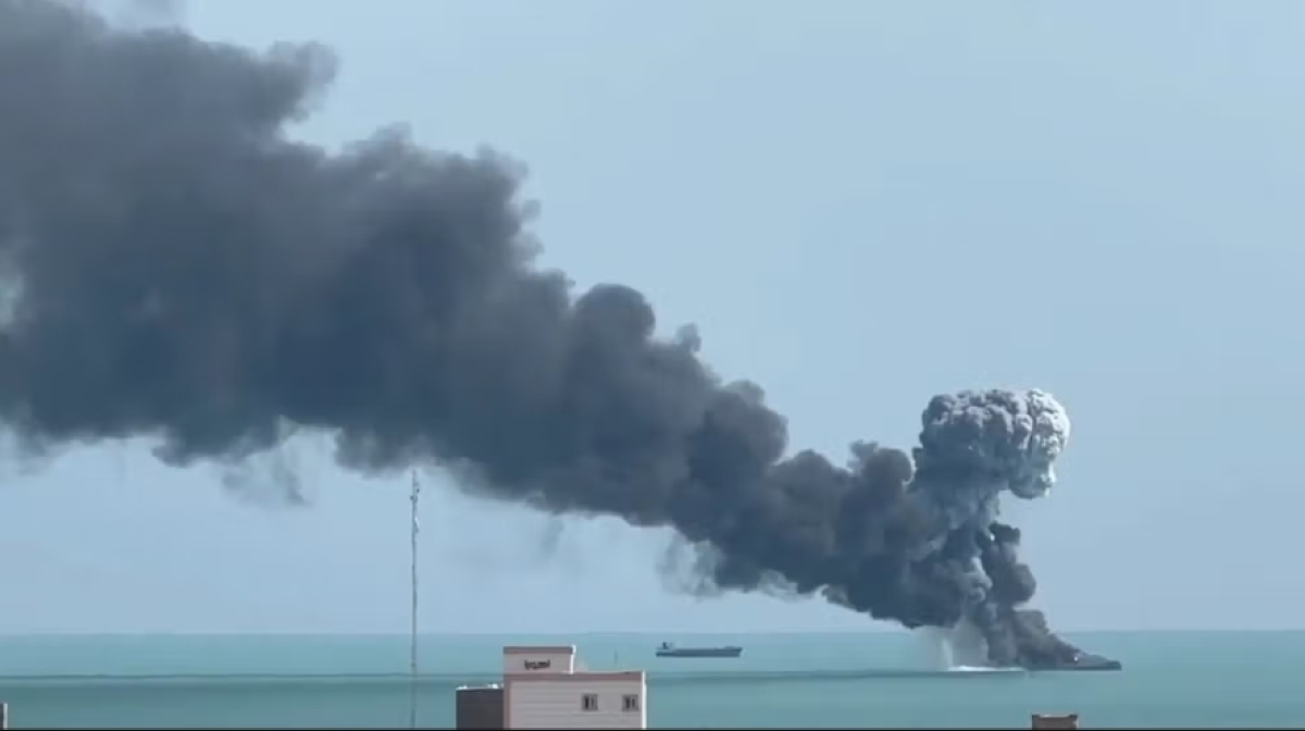 استهداف سفينة عسكرية إيرانية