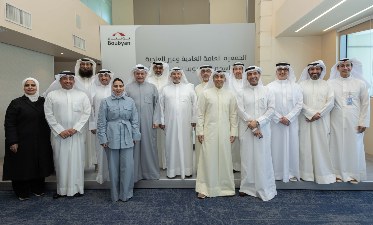 لقطة جماعية لرئيس مجلس الإدارة عبدالعزيز الشايع والإدارة التنفيذية لبنك بوبيان