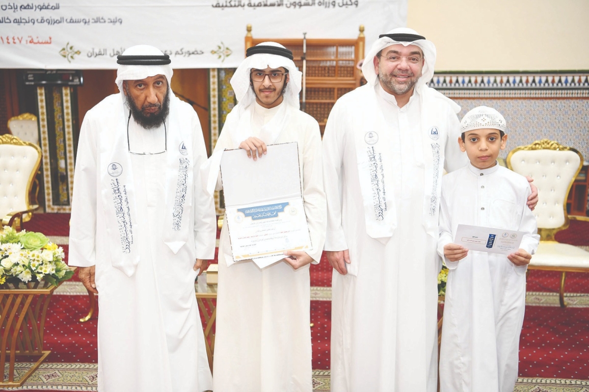 تكريم أحد الفائزين