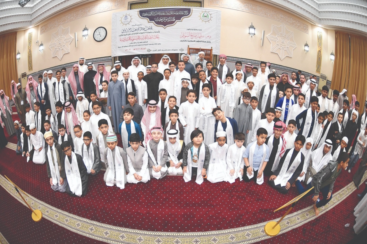 احتفاء بالفائزين في لقطة جماعية