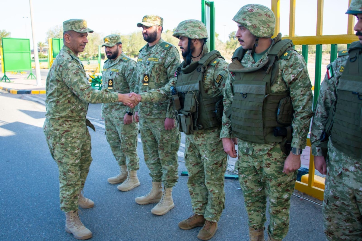 اللواء طواري خلال الجولة على أحد مواقع المسؤولية