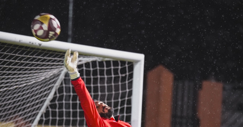 أم صلال يضم حارس فلسطين