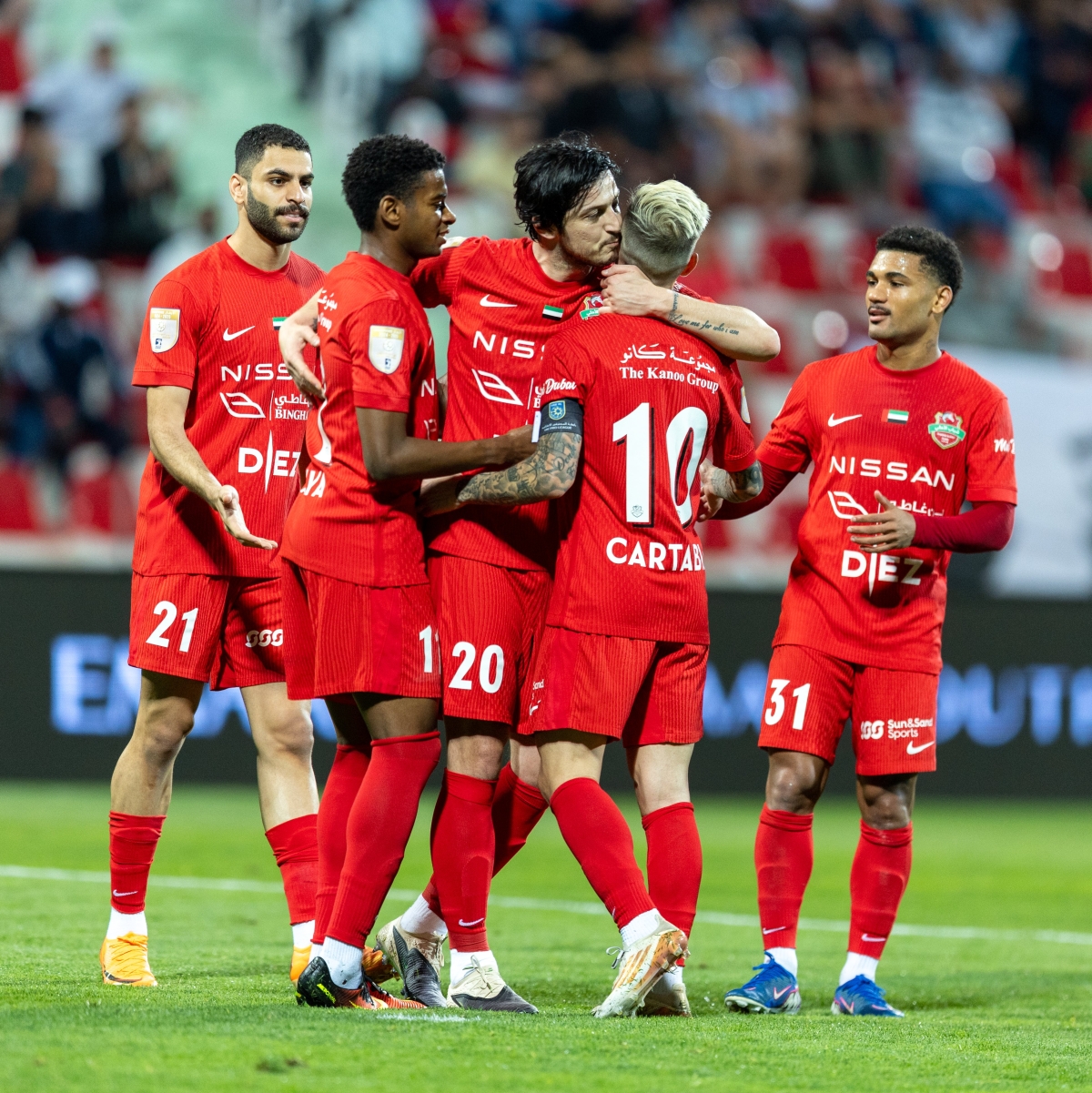 لاعبو شباب الأهلي يحتفلون بالفوز