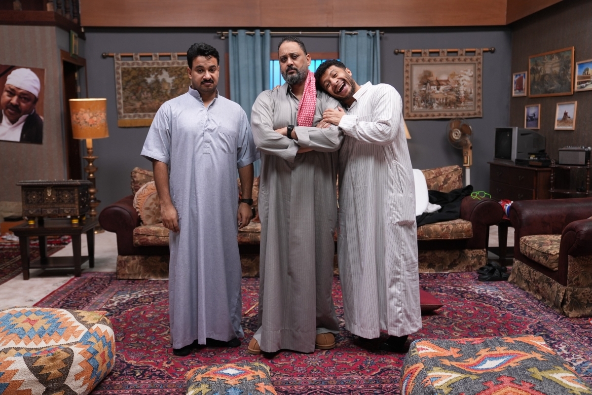 أسامة المزيعل مُتوسّطاً مشاري وشملان المجيبل في «السرداب – شروط الوصية»