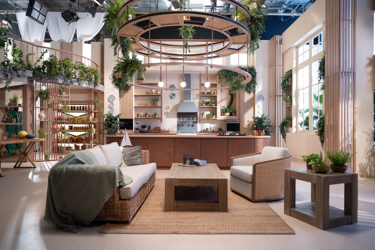 ديكور البرنامج تم تصميمه في إطار يشبه «المشتل» أو «Green House»