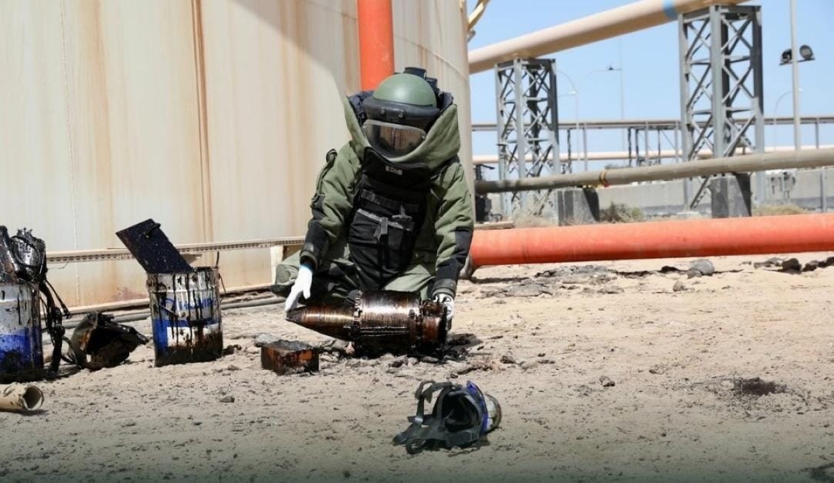 أحد عناصر الحرس الوطني يعمل على تفكيك الراس الحربي