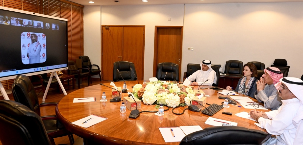  المغامس خلال مشاركته في الاجتماع عبر الاتصال المرئي