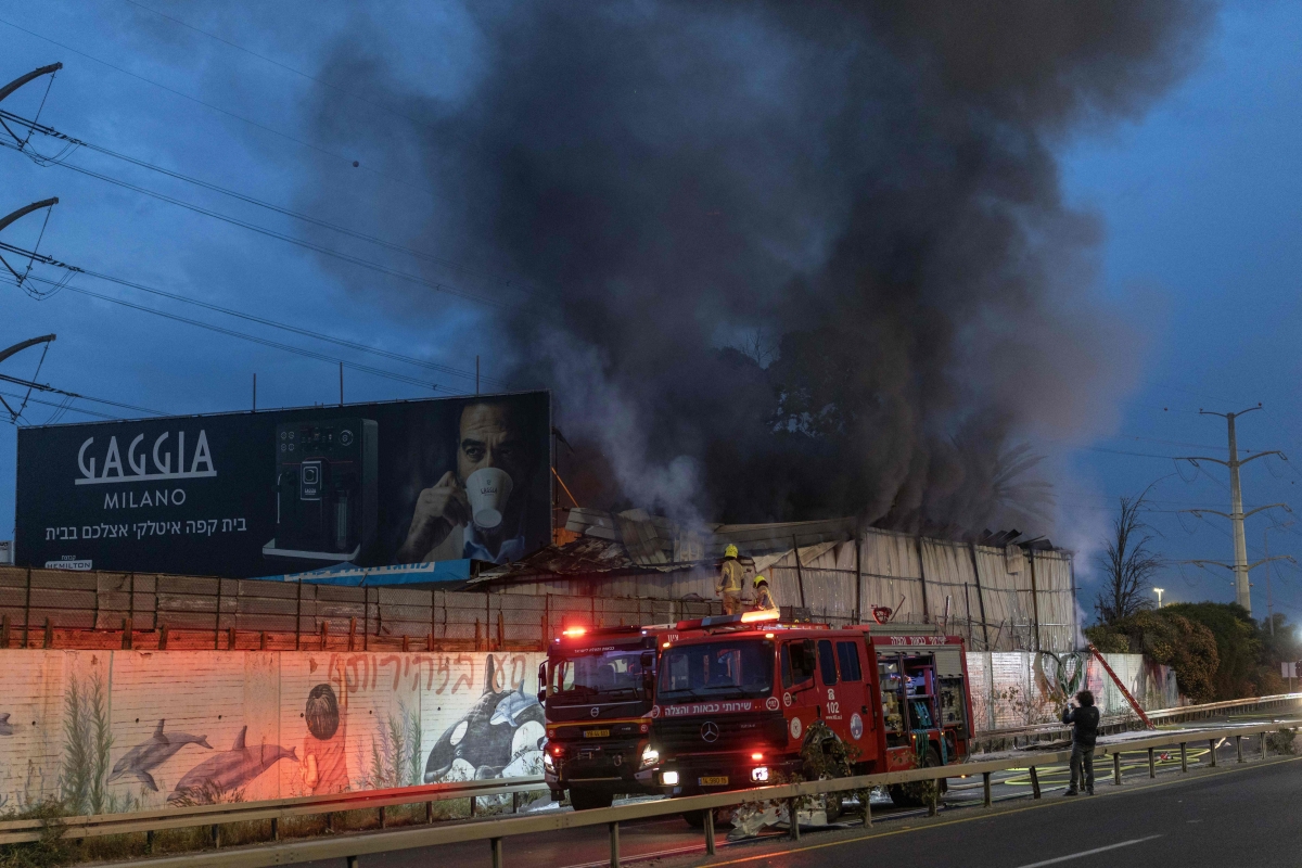 إخماد حريق في تل أبيب بعد هجمات إيرانية (أ ف ب)